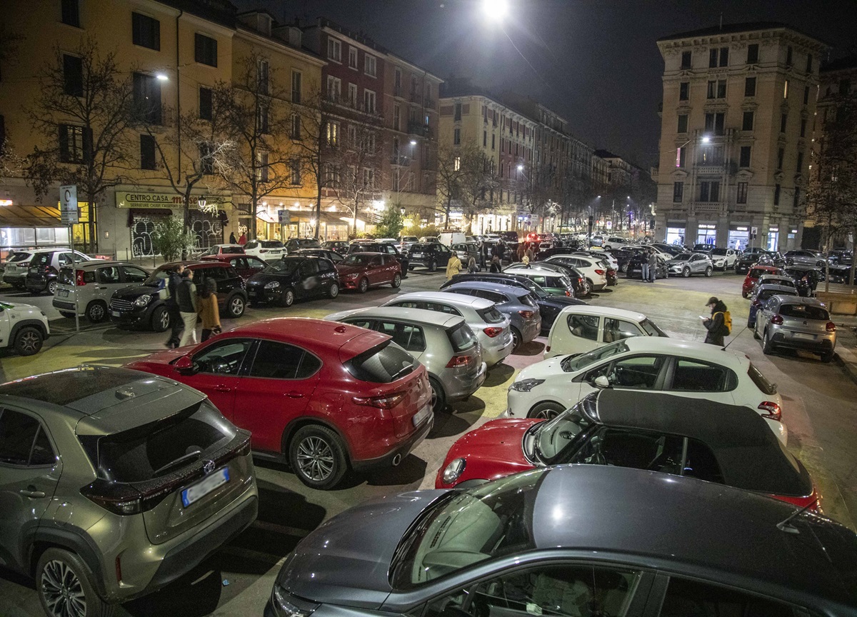 Caccia al giustiziere dei parcheggi abusivi. Gira di notte con un punteruolo e buca le gomme Caccia al giustiziere dei parcheggi abusivi. Gira di notte con un punteruolo e buca le gomme