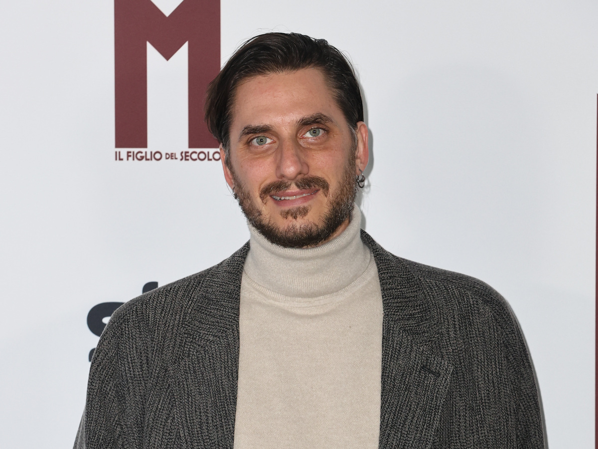 Chi è Luca Marinelli, il “Duce” nella nuova mini-serie evento in onda su Sky