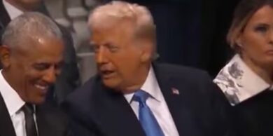 Trump e Obama beccati insieme: la chiacchierata al funerale di Jimmy Carter. VIDEO