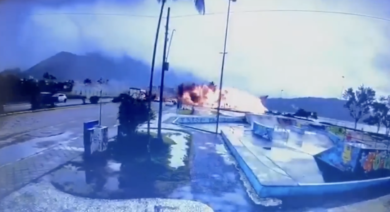 Brasile: aereo si schianta ed esplode vicino alle auto | video