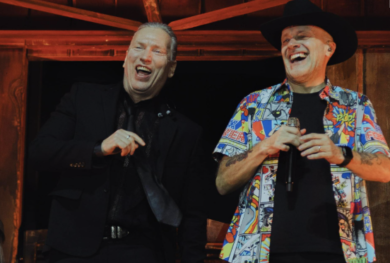 Sorprendente reunion degli 883: Max Pezzali e Mauro Repetto di nuovo insieme sul palco | VIDEO