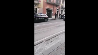 Carabinieri aggrediti da due extracomunitari durante un posto di blocco | VIDEO