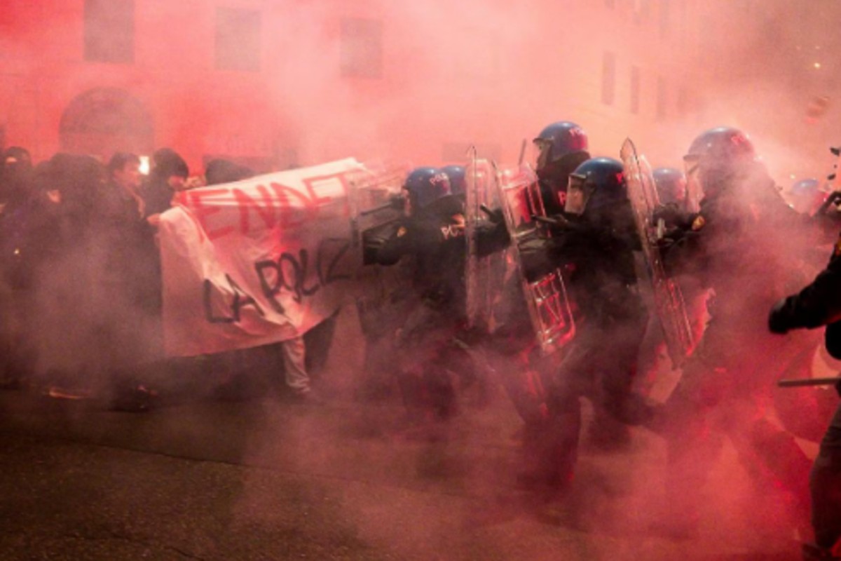 Ramy, bombe carta contro la polizia al corteo di Roma. Meloni: “Ignobile episodio di disordine e caos” Ramy, bombe carta contro la polizia al corteo di Roma. Meloni: “Ignobile episodio di disordine e caos”