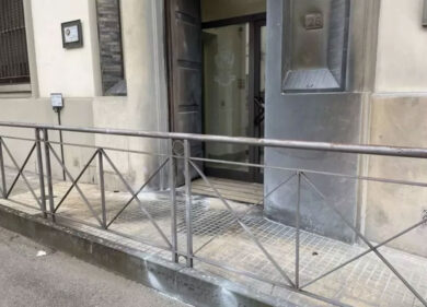 Mugello, bomba incendiaria contro la caserma dei Carabinieri: gli autori nel video delle telecamere di sorveglianza