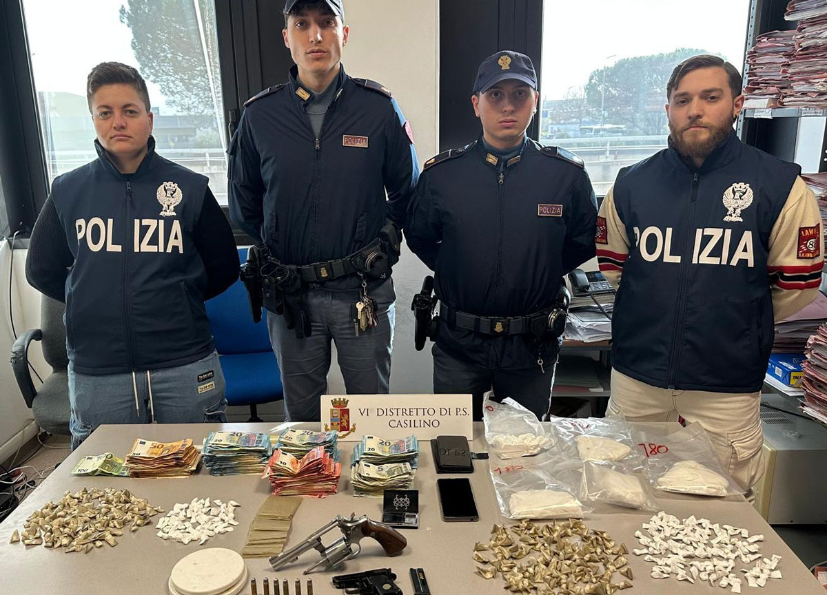 Tor Bella Monaca, droga e due pistole pronte a sparare in una casa popolare: 2 arresti Tor Bella Monaca, droga e due pistole pronte a sparare in una casa popolare: 2 arresti