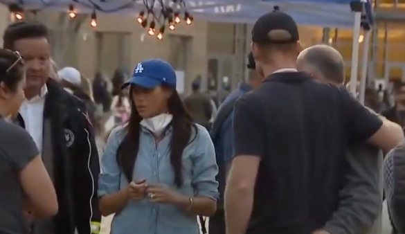 Los Angeles brucia ancora, Harry e Meghan a Pasadena tra gli sfollati degli incendi. VIDEO Los Angeles brucia ancora, Harry e Meghan a Pasadena tra gli sfollati degli incendi. VIDEO