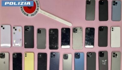 Milano, la Polizia recupera 87 iPhone rubati: due fermi per ricettazione