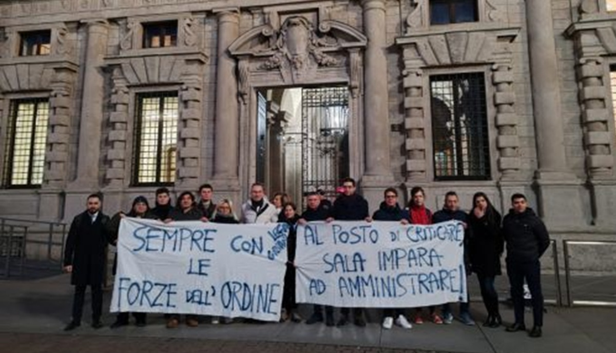 Ramy, il presidio della Lega per le forze dell’ordine: “C’è un clima d’odio” Ramy, il presidio della Lega per le forze dell’ordine: “C’è un clima d’odio”