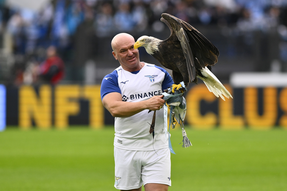 Pubblica le foto dell’intervento al pene, la Lazio licenzia il falconiere Juan Bernabè Pubblica le foto dell’intervento al pene, la Lazio licenzia il falconiere Juan Bernabè