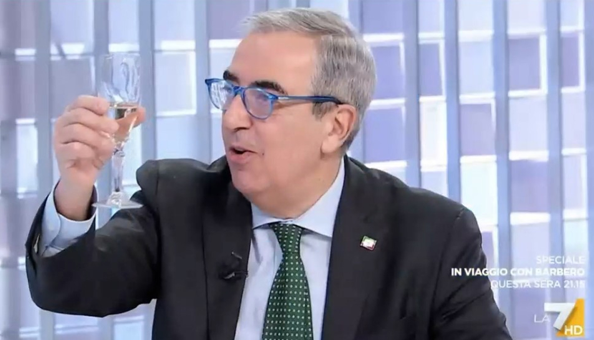 Gasparri show a L’Aria che Tira, beve un bicchiere di prosecco e si sottopone all’etilometro. VIDEO Gasparri show a L’Aria che Tira, beve un bicchiere di prosecco e si sottopone all’etilometro. VIDEO