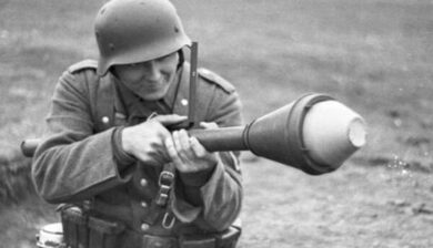 Lite tra uomo e donna a Milano, nell’appartamento spuntano tre lanciatori anticarro tedeschi della seconda guerra mondiale