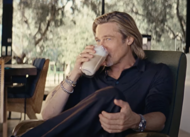 Si finge Brad Pitt e truffa una donna rubandole 800 mila euro: “Sto divorziando da Angelina Jolie, mi servono soldi”