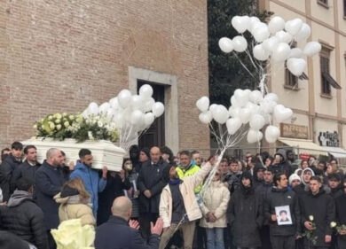 Funerale con rissa tra giovanissimi per Maati, ucciso dalla follia a Campi Bisenzio. Spunta un coltello