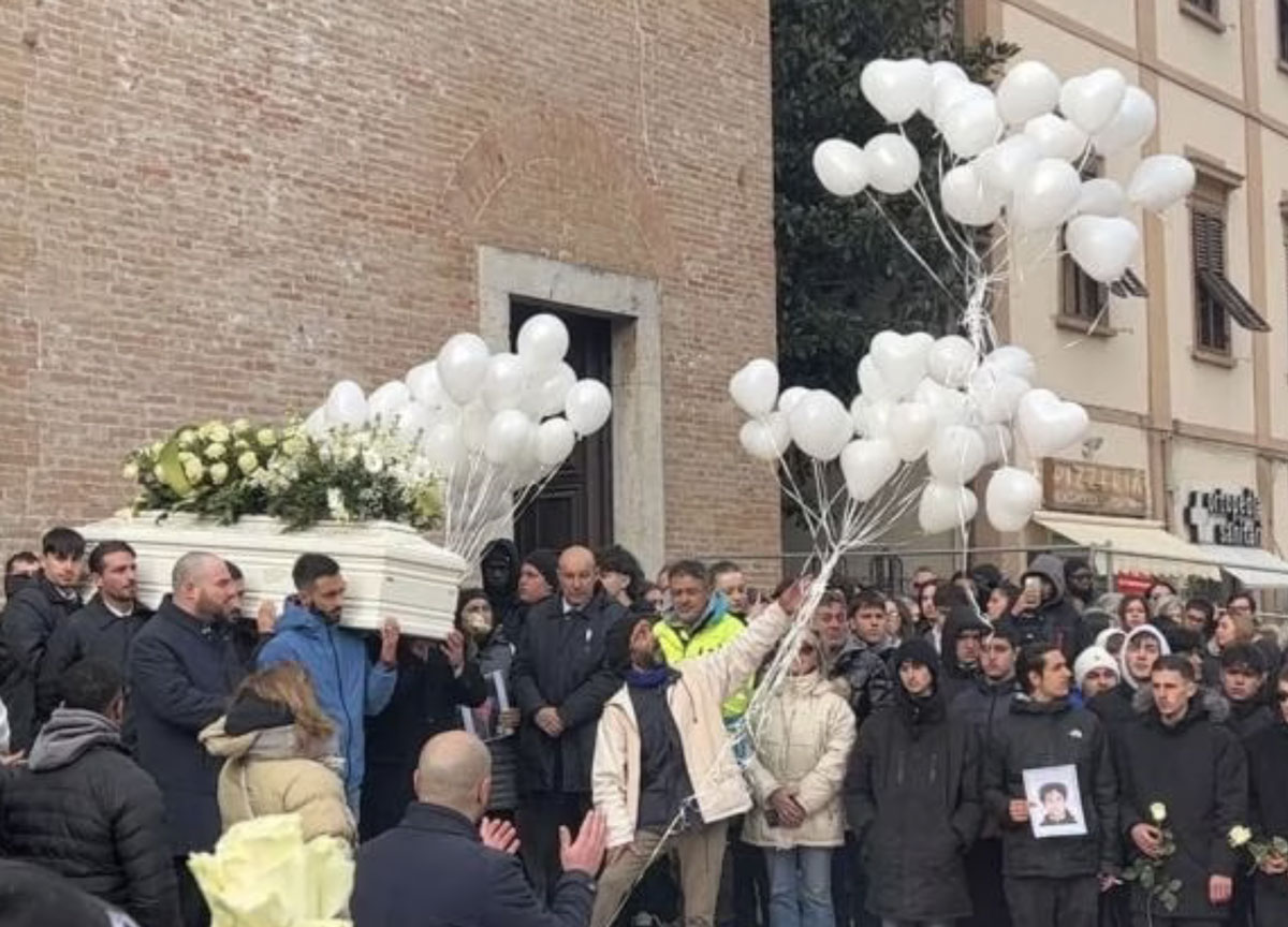 Funerale con rissa tra giovanissimi per Maati, ucciso dalla follia a Campi Bisenzio. Spunta un coltello Funerale con rissa tra giovanissimi per Maati, ucciso dalla follia a Campi Bisenzio. Spunta un coltello