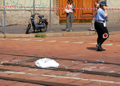 Tenta la fuga in scooter dalla polizia e finisce contro un’auto: grave un quindicenne. Incidente nel Ragusano