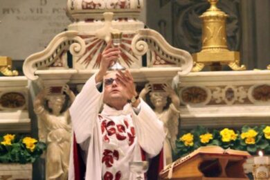 Don Antonio Scala, parla il Movimento dei sacerdoti sposati: “Ha rinnegato il sacerdozio, non aiuta la causa dei preti”
