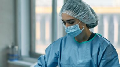 Gran Bretagna, scatta l’allarme senza precedenti di meningite: i casi salgono a 27 tra scuole e università, due morti