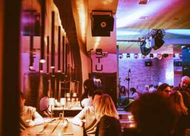 No vax imbrattano il locale che ospita serata con Roberto Speranza: “Boia e assassino”