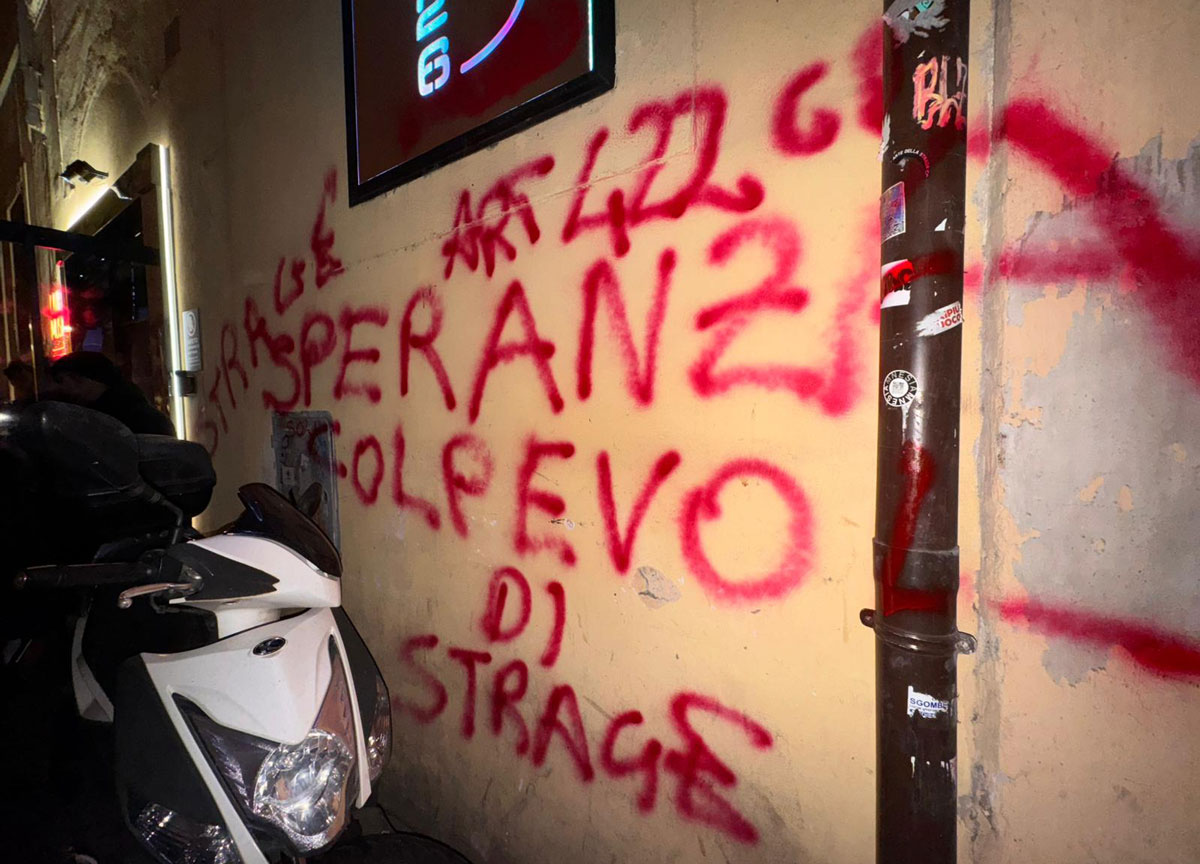 No vax imbrattano il locale che ospita serata con Roberto Speranza: “Boia e assassino” No vax imbrattano il locale che ospita serata con Roberto Speranza: “Boia e assassino”
