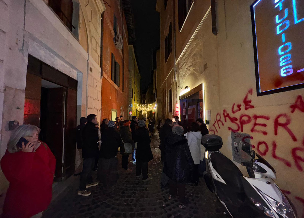 No vax imbrattano il locale che ospita serata con Roberto Speranza: “Boia e assassino” No vax imbrattano il locale che ospita serata con Roberto Speranza: “Boia e assassino”