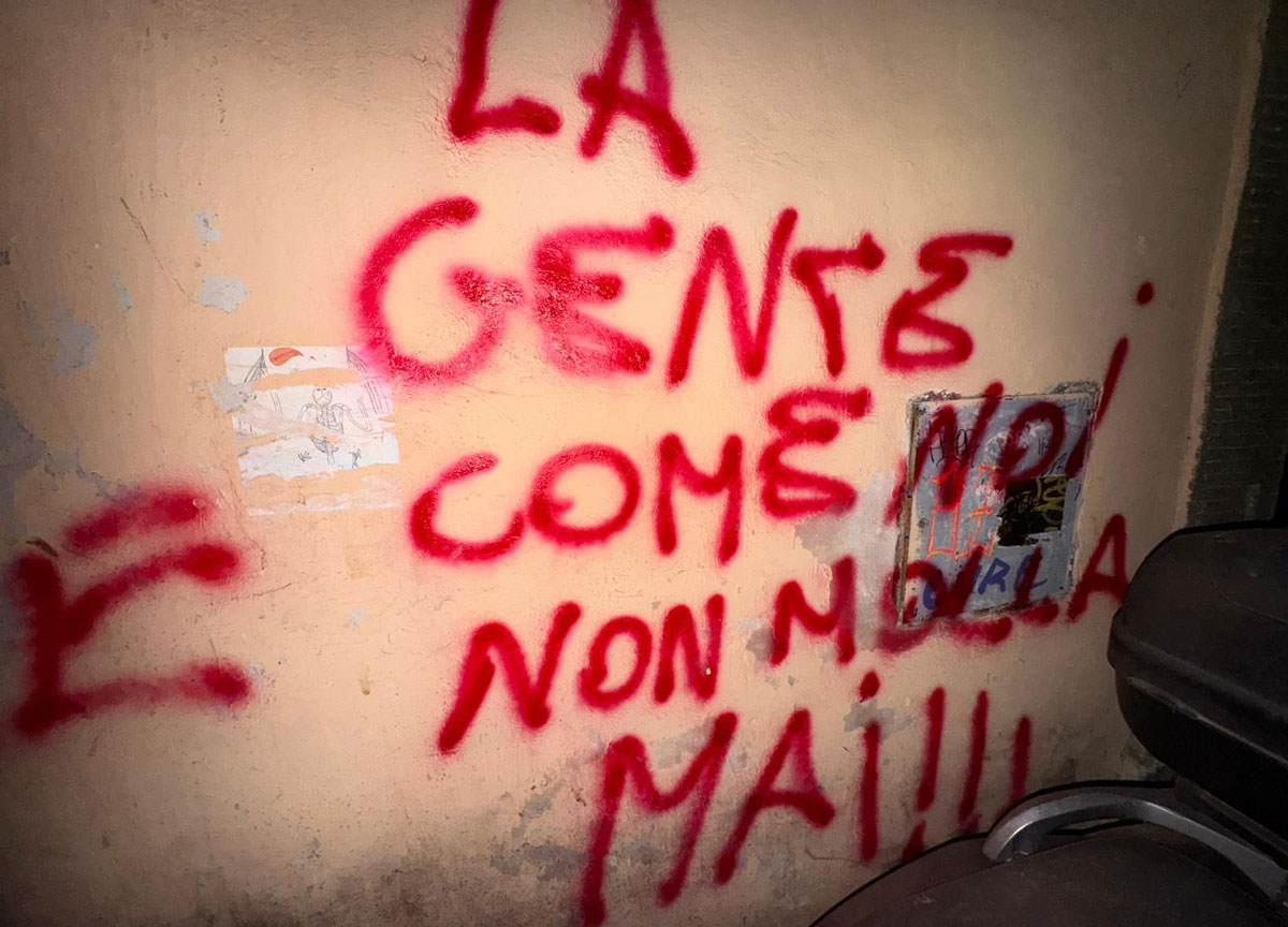 No vax imbrattano il locale che ospita serata con Roberto Speranza: “Boia e assassino” No vax imbrattano il locale che ospita serata con Roberto Speranza: “Boia e assassino”