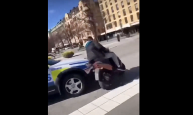 Svezia, auto della Polizia sperona scooter in fuga | video