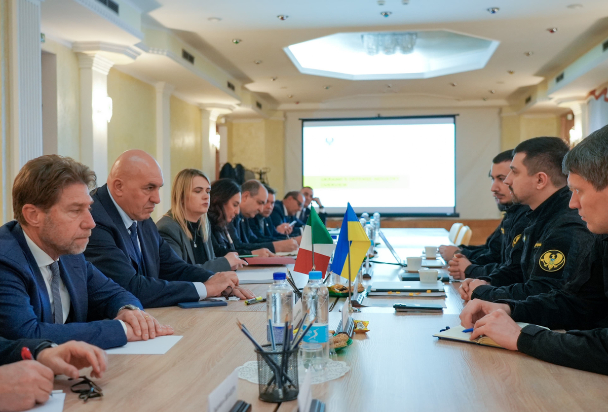 Guerra in Ucraina, Putin sfida l’Europa: esplosioni a Kiev durante la visita di Crosetto e Starmer Guerra in Ucraina, Putin sfida l’Europa: esplosioni a Kiev durante la visita di Crosetto e Starmer