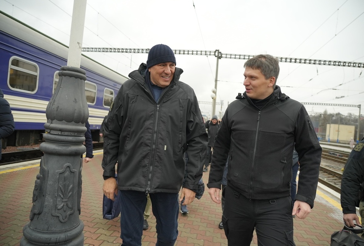 Guerra in Ucraina, Putin sfida l’Europa: esplosioni a Kiev durante la visita di Crosetto e Starmer Guerra in Ucraina, Putin sfida l’Europa: esplosioni a Kiev durante la visita di Crosetto e Starmer