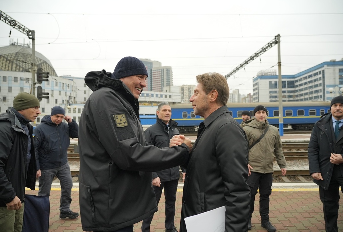 Guerra in Ucraina, Putin sfida l’Europa: esplosioni a Kiev durante la visita di Crosetto e Starmer Guerra in Ucraina, Putin sfida l’Europa: esplosioni a Kiev durante la visita di Crosetto e Starmer