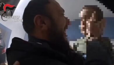 Brescia, bimbo di due anni chiude fuori casa la madre. Poi scoppia un incendio: l’intervento dei carabinieri