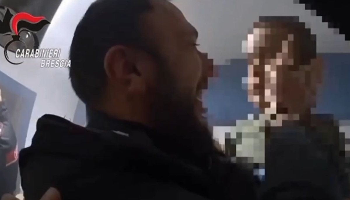 Brescia, bimbo di due anni chiude fuori casa la madre. Poi scoppia un incendio: l’intervento dei carabinieri Brescia, bimbo di due anni chiude fuori casa la madre. Poi scoppia un incendio: l’intervento dei carabinieri