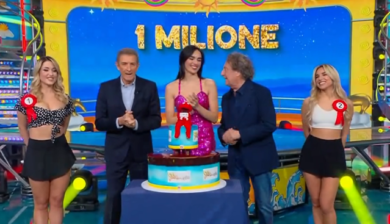 Ascolti tv, Striscia la Notizia alla riscossa con la (quasi) velina bionda. Gruber senza pietà / Top e Flop