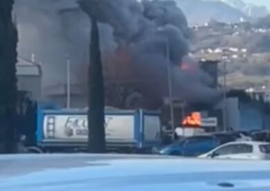 Vicenza, esplosioni e violento incendio in una fabbrica. Il Comune: “Restate dentro casa”
