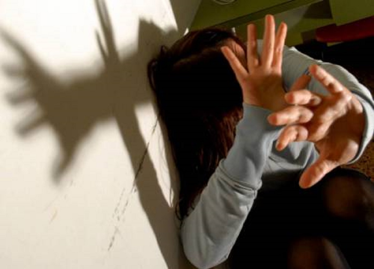 Milano, tentata rapina e violenza sessuale fuori dall’Alcatraz: studentessa 19enne nel mirino di un “branco” di dieci uomini. Arrestato un 36enne