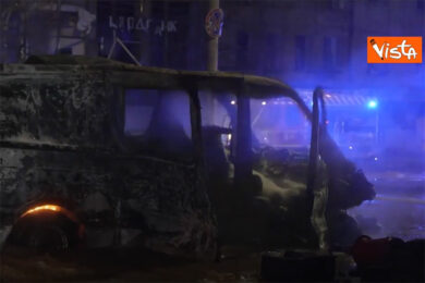 Guerra Ucraina missili nel centro di Kiev, colpiti edifici residenziali e metro. Zelensky diffonde le drammatiche immagini / VIDEO