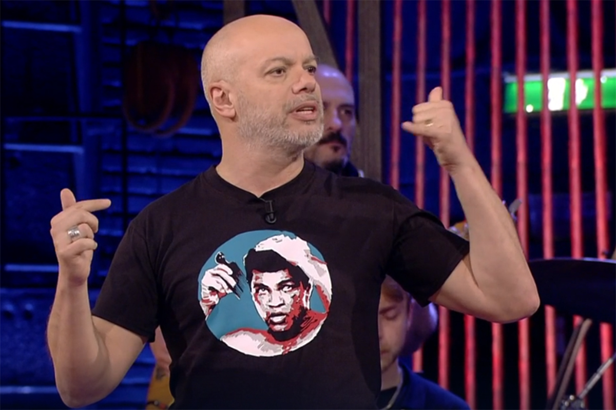 Corrado Guzzanti sorpresa a Propaganda Live La7. Sketch da morir dal ridere sulla separazione delle… “corriere” Corrado Guzzanti sorpresa a Propaganda Live La7. Sketch da morir dal ridere sulla separazione delle… “corriere”
