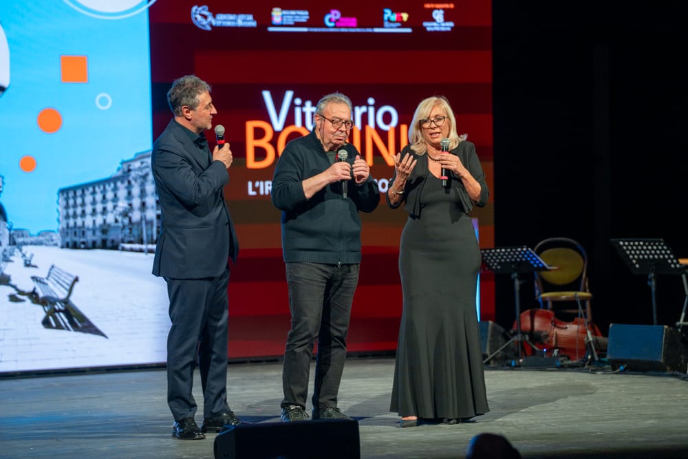 I versi di Vittorio Bodini accendono il futuro dal palco del Teatro Kursaal – Bari I versi di Vittorio Bodini accendono il futuro dal palco del Teatro Kursaal – Bari