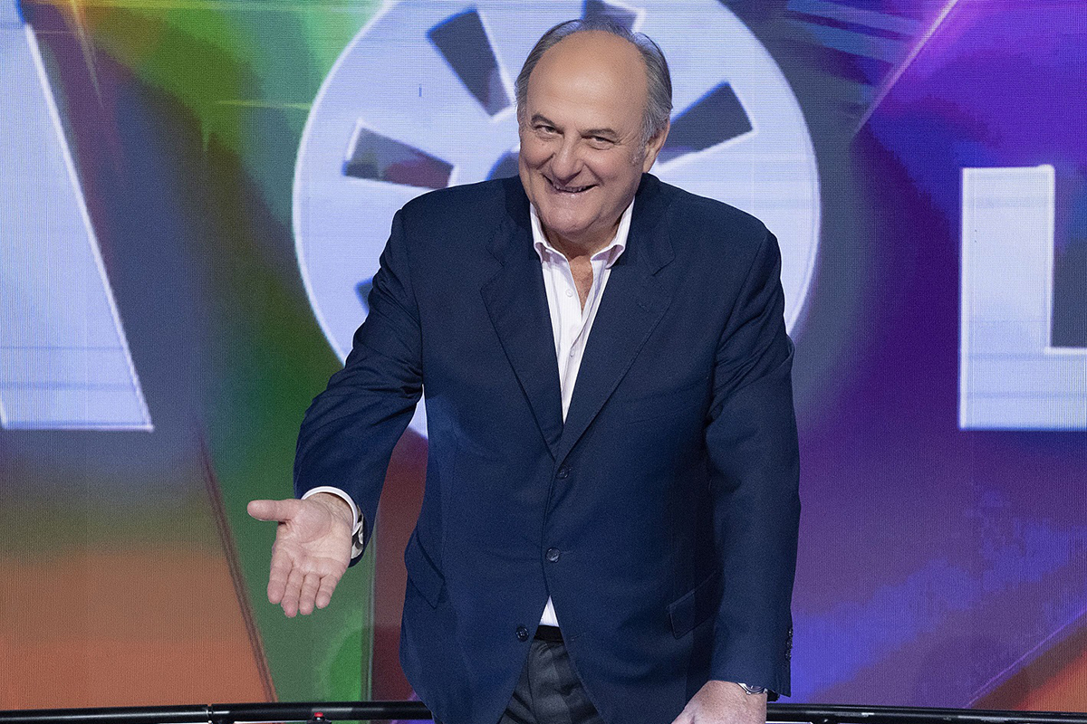 Gerry Scotti a Sanremo, svelato il nome del primo co-conduttore di Carlo Conti. Ma manca ancora un tassello Gerry Scotti a Sanremo, svelato il nome del primo co-conduttore di Carlo Conti. Ma manca ancora un tassello