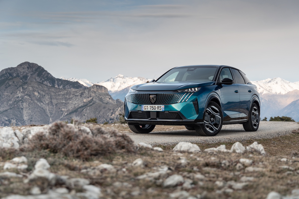 PEUGEOT E-3008: successo globale con 100.000 ordini in sei mesi