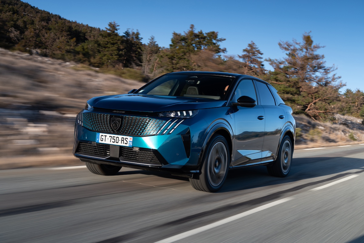 PEUGEOT E-3008: successo globale con 100.000 ordini in sei mesi