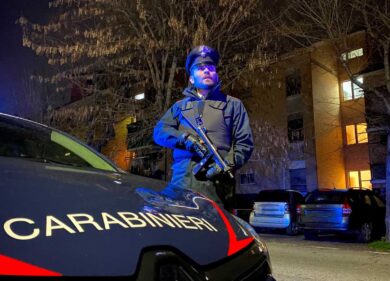 Uomo trovato morto in un edificio in Calabria, fermati i due figli: uno è minorenne