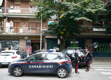 Roma: pistola in faccia al direttore, rapinano il Monte dei Paschi al Prenestino: 100 mila euro