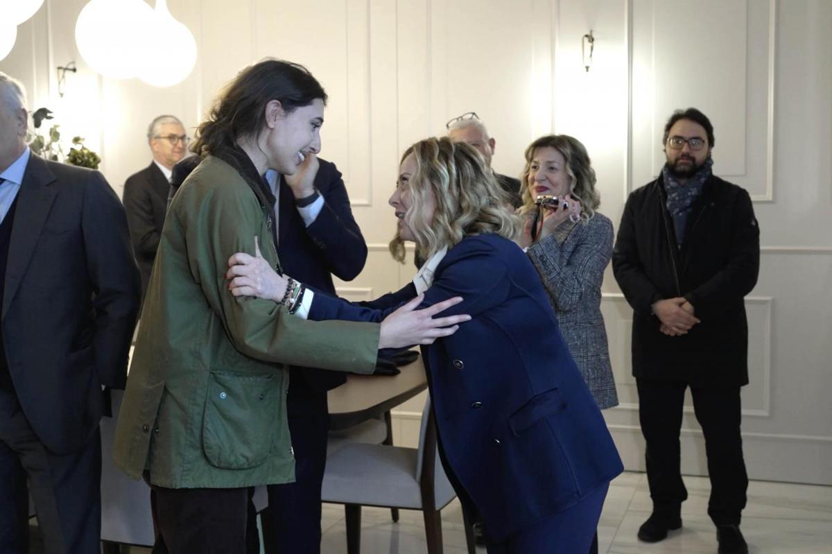 Cecilia Sala da Fazio: “Mi tenevano incappucciata per 10 ore e con la faccia al muro” Cecilia Sala da Fazio: “Mi tenevano incappucciata per 10 ore e con la faccia al muro”