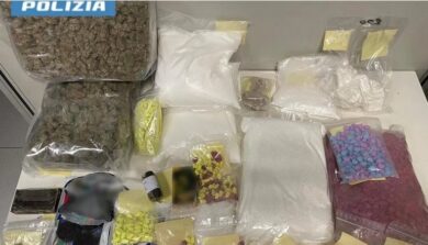 Caramelle alla psilocibina,  biscotti al THC, un pandoro “farcito” di droghe: arrestato