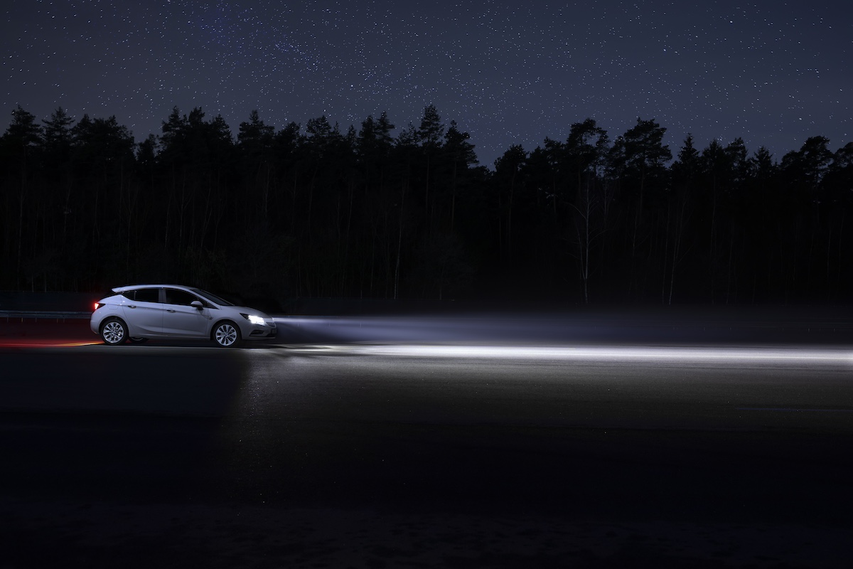 La rivoluzione dell’illuminazione Opel: dai fari a candela agli Intelli-Lux LED