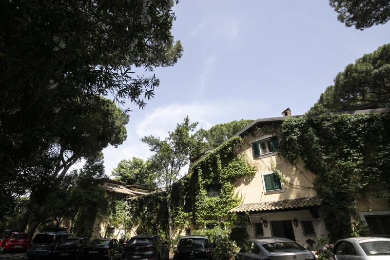 I Berlusconi ci ripensano: Villa Grande rimane in famiglia. Sfuma la vendita da 17 milioni I Berlusconi ci ripensano: Villa Grande rimane in famiglia. Sfuma la vendita da 17 milioni