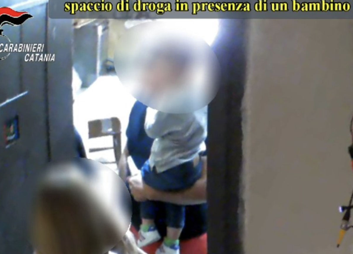 Droga a Catania, maxi blitz: 18 misure cautelari. Spacciavano con i bambini in braccio Droga a Catania, maxi blitz: 18 misure cautelari. Spacciavano con i bambini in braccio