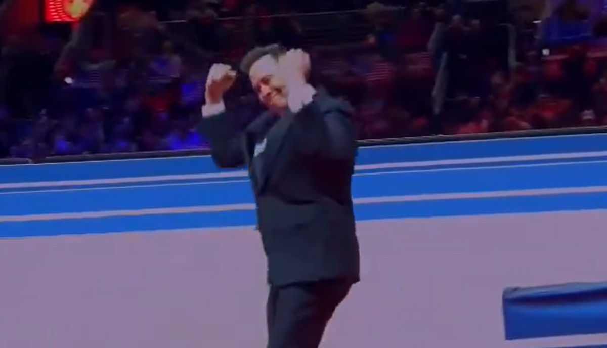 Elon Musk fa il saluto romano sul palco, ecco il video che ha sconvolto il web Elon Musk fa il saluto romano sul palco, ecco il video che ha sconvolto il web