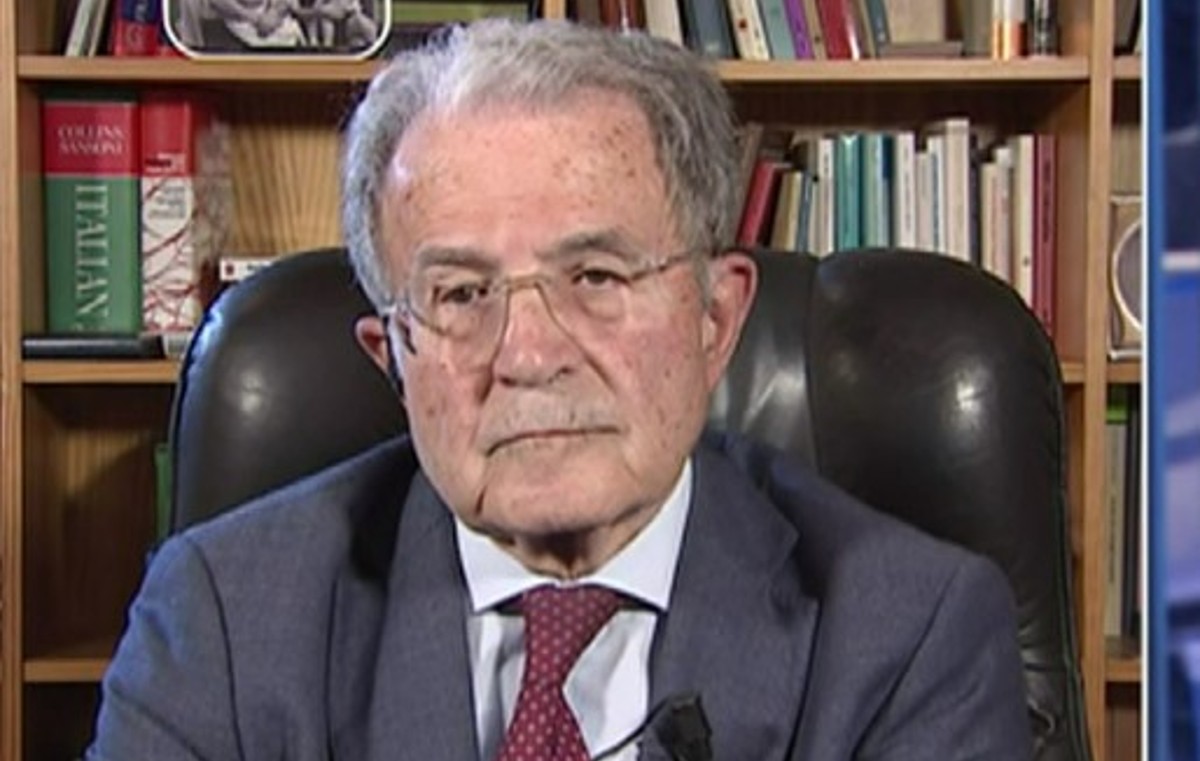 Prodi torna ad attaccare Meloni: “Da Trump è andata solo la destra che obbedisce” Prodi torna ad attaccare Meloni: “Da Trump è andata solo la destra che obbedisce”