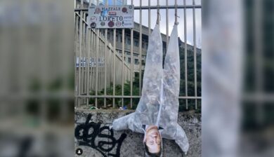 Milano, un fantoccio di Musk a testa in giù in piazzale Loreto